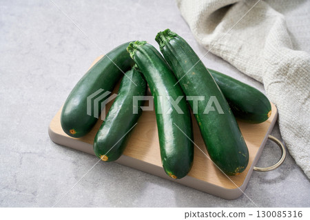 西葫蘆 | 夏季當季的綠色蔬菜 130085316