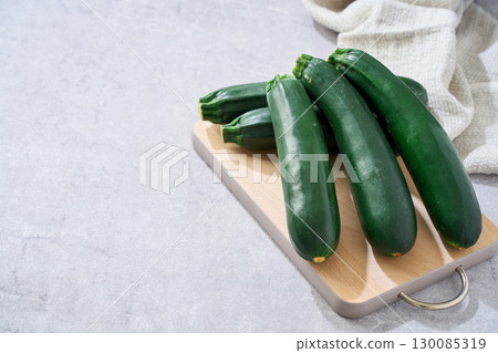 西葫蘆 | 夏季當季的綠色蔬菜 130085319