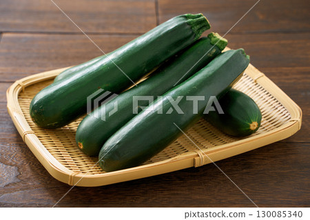西葫蘆 | 夏季當季的綠色蔬菜 西葫蘆 | 夏季當季的綠色蔬菜 130085340