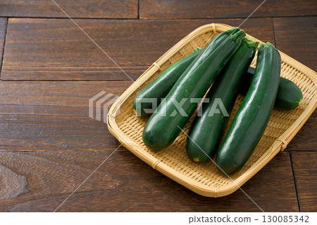 西葫蘆 | 夏季當季的綠色蔬菜 130085342