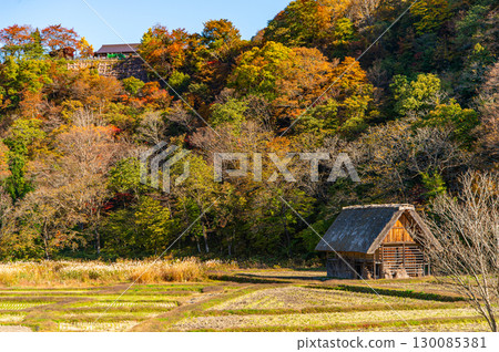 Shirakawago染色在秋天顏色 Shirakawago染色在秋天顏色 130085381