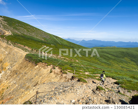 夏季十勝山脈山脊登山者與高原風景（北海道大雪山山脈、富良野、美瑛、旭川地區） 130085421