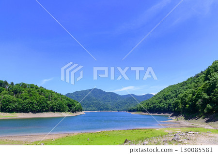 糠平川大橋、糠平湖、糠平川、糠平水壩在七月蔚藍的天空下閃閃發光(北海道上士幌町) 糠平川大橋、糠平湖、糠平川、糠平水壩在七月蔚藍的天空下閃閃發光(北海道上士幌町) 130085581