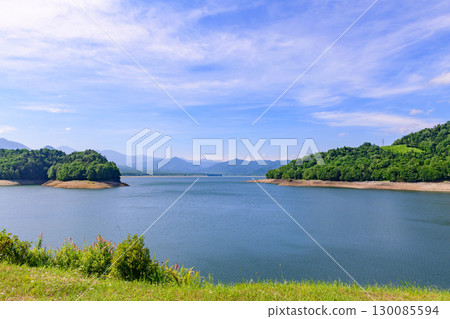 糠平川大橋、糠平湖、糠平川、糠平水壩在七月蔚藍的天空下閃閃發光（北海道上士幌町） 130085594