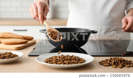 廚師在廚房準備可食用的蛹 130085978