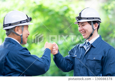 Bonds between young and senior people Bonds between young and senior people 130086378