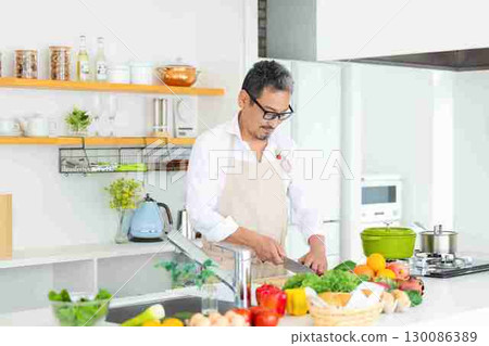 廚房中年男子做飯 130086389