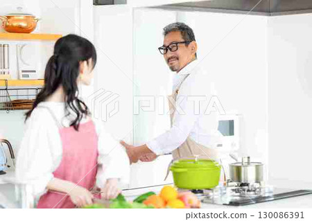 廚房中年男子做飯 130086391