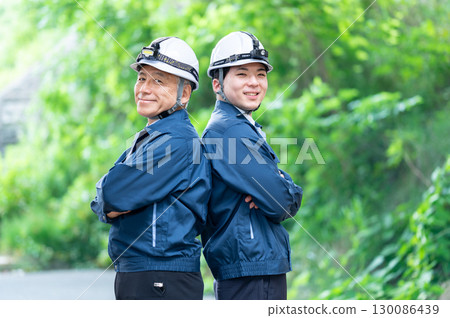 Bonds between young and senior people 130086439