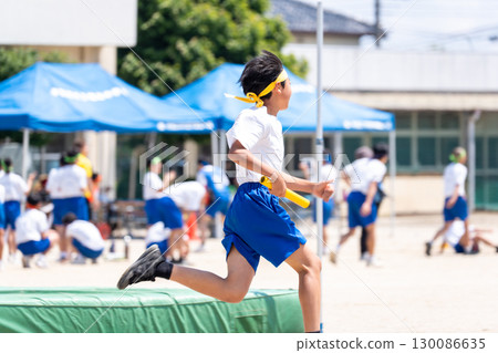 國中體育節參加接力賽的男學生們 國中體育節參加接力賽的男學生們 130086635