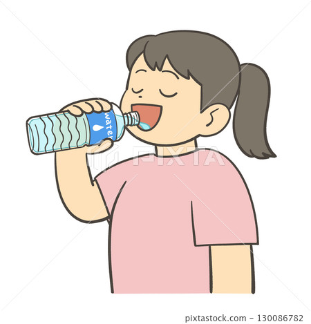 女孩用塑料瓶喝水 130086782