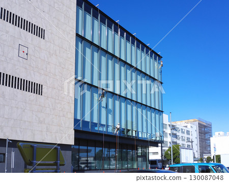 工人正在清潔建築物的窗戶 130087048