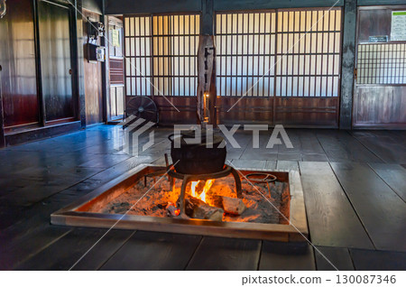 白川鄉合掌式建築中的圍爐 白川鄉合掌式建築中的圍爐 130087346