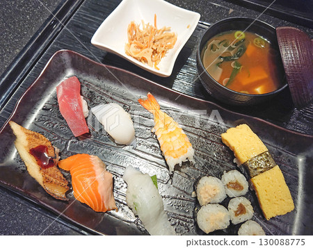 握壽司、捲、配菜和味噌湯 握壽司、捲、配菜和味噌湯 130088775