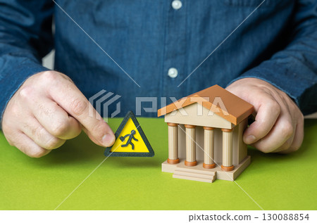 The danger of bank depositor flight. Runaway investors. Banking crisis. Panic, liquidity problems, capital withdrawal, economic instability The danger of bank depositor flight. Runaway investors. Banking crisis. Panic, liquidity problems, capital withdrawal, economic instability 130088854