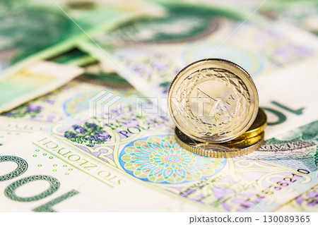 Close up polish zloty banknotes and coins Close up polish zloty banknotes and coins 130089365