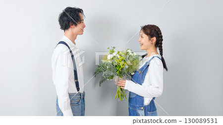穿著牛仔布的男女情侶照 130089531