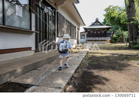 一名兒童在神社的石板路上行走 130089711