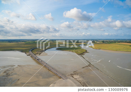 從聖米歇爾山堡壘俯瞰潮灘和對岸 130089976