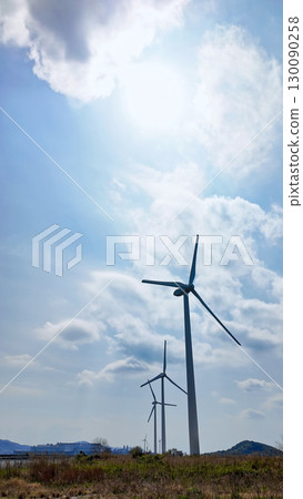 風力渦輪機和藍天-再生能源 風力渦輪機和藍天-再生能源 130090258