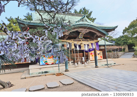 山口縣下關市彥島八幡神社境內的一棵松樹上掛著一張神聖的彩票 130090933