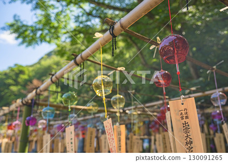 出雲大社：風鈴裝飾的神社內夏日風景 130091265