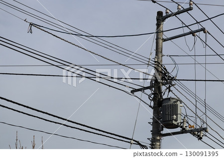 電線附在桿子上 130091395