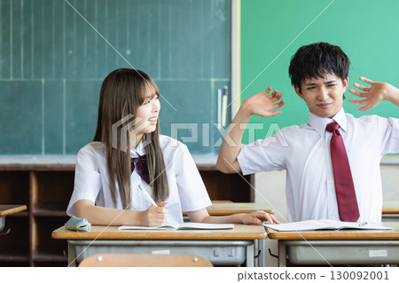 學生在教室裡學習 130092001