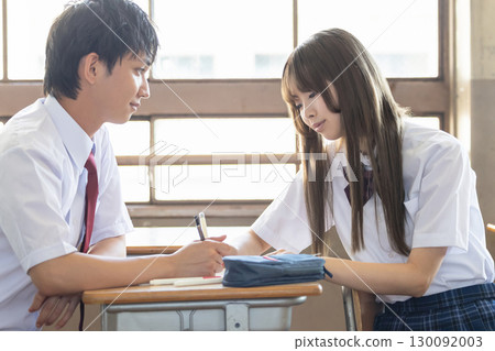 學生在教室裡學習 130092003