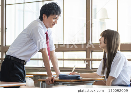 學生在教室裡學習 130092009