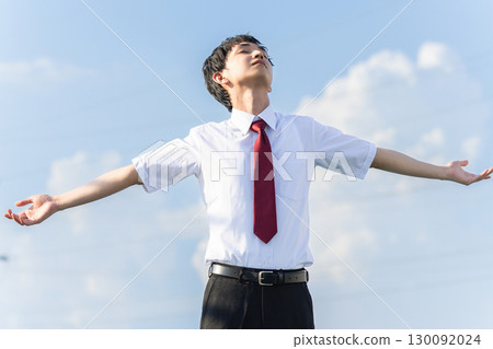 看著天空的男人 130092024