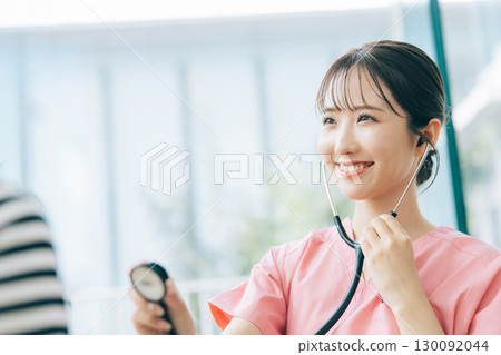 A female doctor who consults 130092044