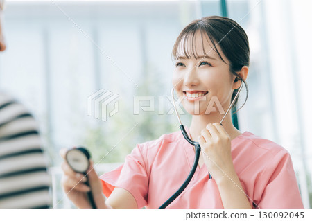 諮詢的女醫生 130092045