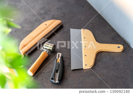 Wallpaper, cloth installation, interior construction, corners, tools, smoothing bucket, pressure roller, cutter, spatula Wallpaper, cloth installation, interior construction, corners, tools, smoothing bucket, pressure roller, cutter, spatula 130092180