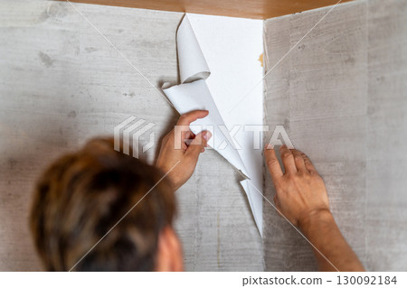 Wallpaper, wallpapering, interior construction, wallpaper removal, remodeling, renovation, replacement 130092184