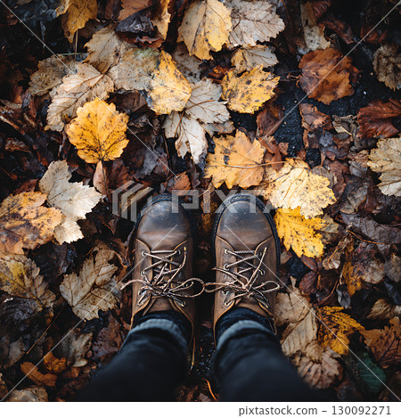 秋靴在森林落葉上行走 130092271