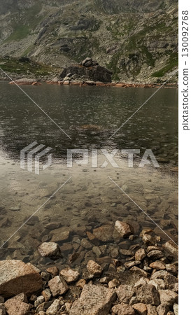 Rain falling on the transparent waters of strbske pleso in the high tatras mountains, slovakia 130092768
