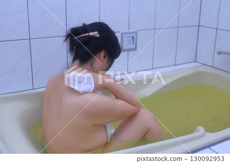 一個年輕的女人洗個澡 一個年輕的女人洗個澡 130092953