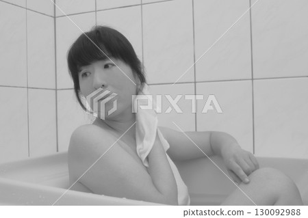 一個年輕的女人洗個澡 一個年輕的女人洗個澡 130092988