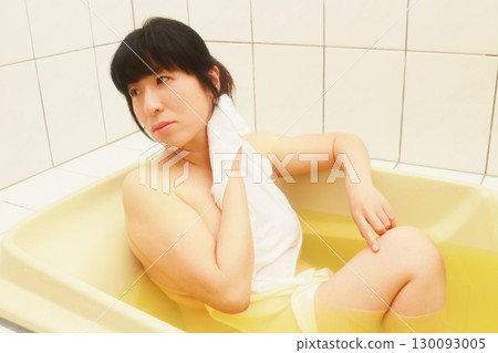 A young woman taking a bath 130093005