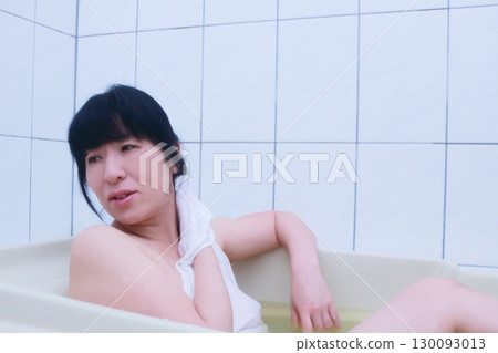 一個年輕的女人洗個澡 一個年輕的女人洗個澡 130093013