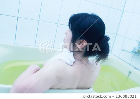一個年輕的女人洗個澡 130093021