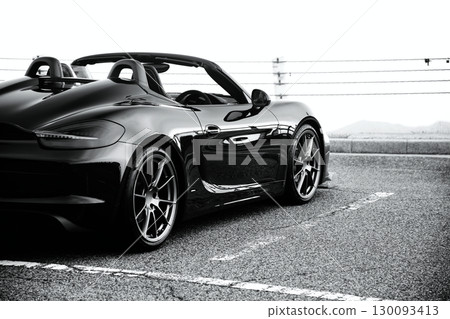 有光澤的黑色敞篷車 有光澤的黑色敞篷車 130093413