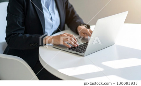 男人的手操作一台筆記本電腦 130093933