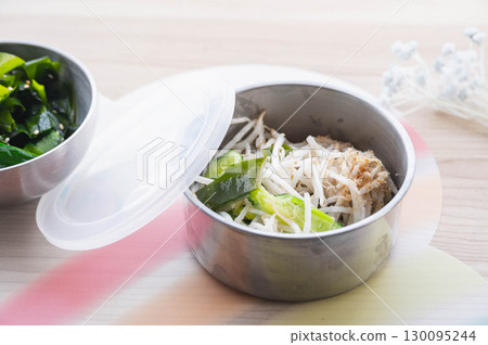 黃瓜和裙帶菜拌飯 130095244