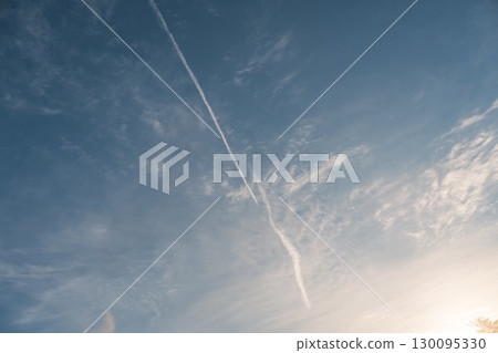 延伸入藍天的飛機雲彩 130095330