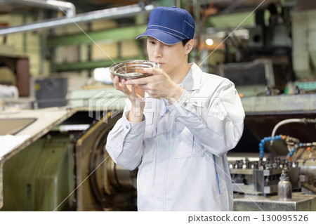 一名男工人在工廠檢查車床加工和銑削的產品 130095526