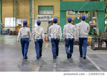 工廠裡一群工人並肩行走的背影 工廠裡一群工人並肩行走的背影 130095538