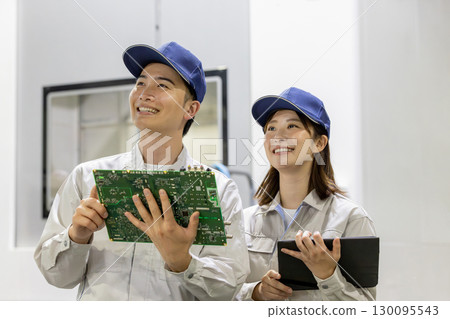 工廠裡的男工和女工使用平板電腦檢查產品 工廠裡的男工和女工使用平板電腦檢查產品 130095543