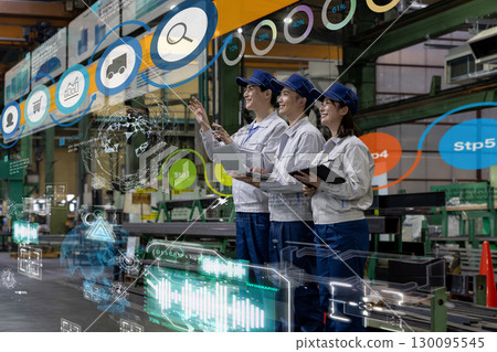 一群工人在採用數位技術的工廠工作 一群工人在採用數位技術的工廠工作 130095545
